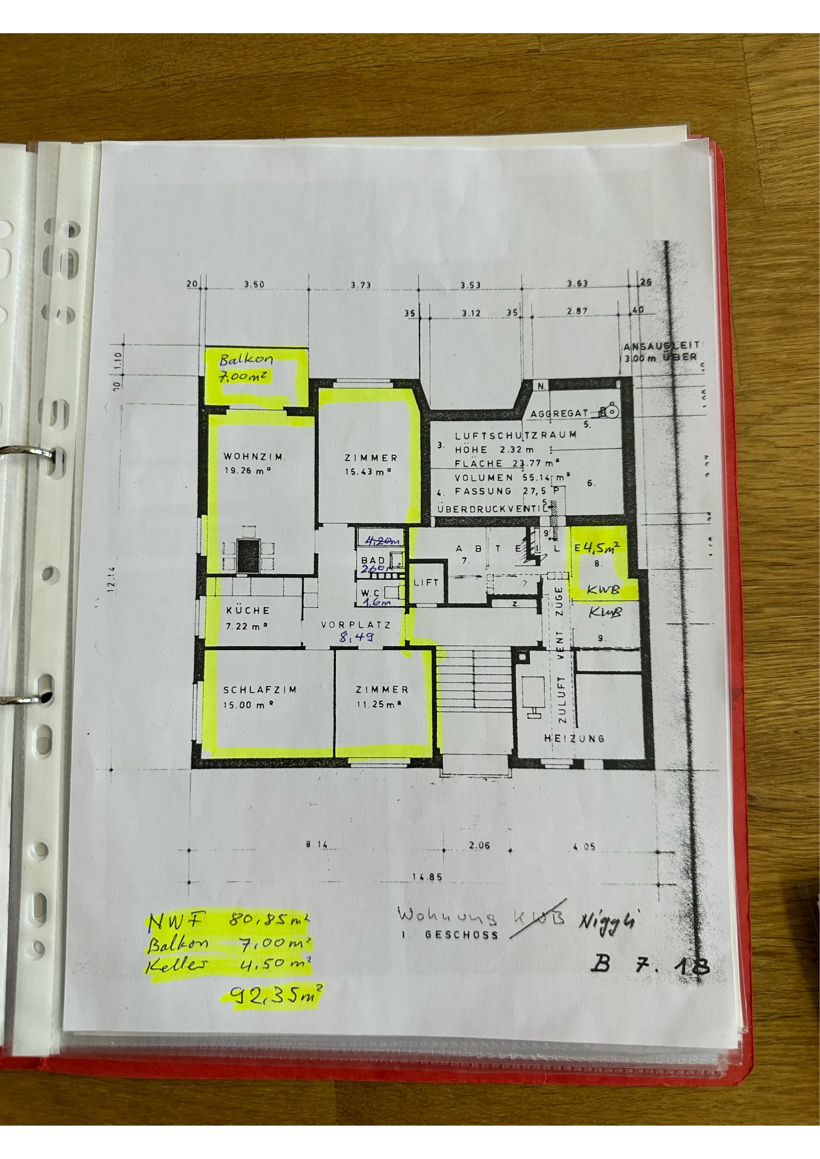 Alter Archivplan mit handschriftlichen Notizen und Markierungen, abfotografiert in einem Ordner